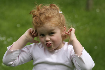 M&auml;dchen macht Grimassen