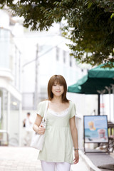 街中を歩く女性