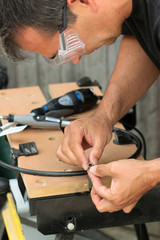 bricoleur vérifiant son travail