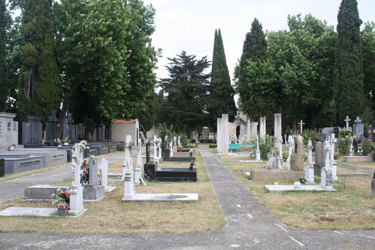 Enterramientos en el suelo, cementerio de Pamplona, Navarra.