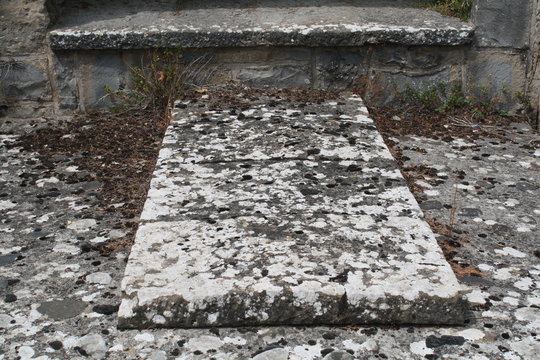 Tumba anonima del siglo XVIII en el cementerio de Pamplona.