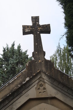 Cruz en un enterramiento del cementerio de Pamplona.