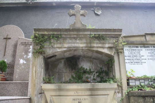 Tumba anonima del siglo XVIII en el cementerio de Pamplona.