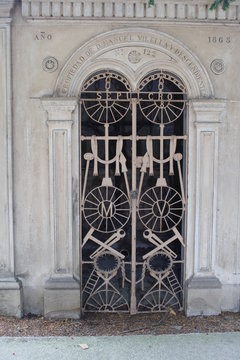Entrada a una cripta del cementerio de Pamplona, Navarra.