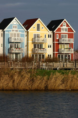 Drei farbenfrohe Häuser am Wasser (schwedischer Stil)