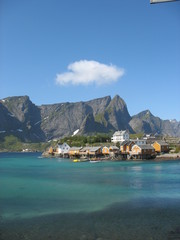 Obraz premium Cabanes jaunes et mer turquoise