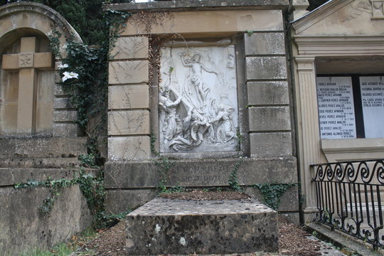 Tumba anonima del siglo XVIII en el cementerio de Pamplona.