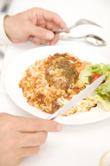 食事をする男性の手元