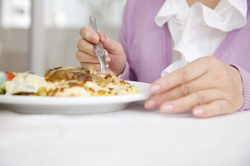 食事をする女性の手元