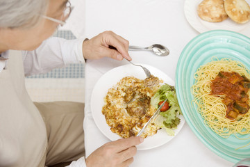 食事をする男性