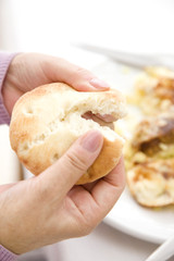 フォカッチャを取る手