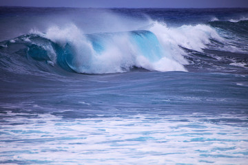 Naklejka premium storm surf surges against Oahu shore