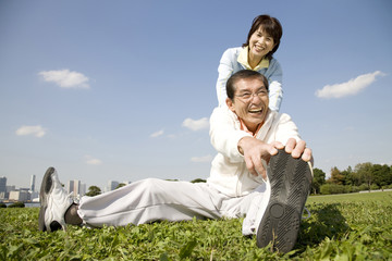 ストレッチをしている夫婦 © Paylessimages