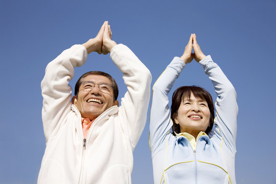 ヨガをしている夫婦