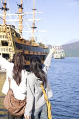 遊覧船に手を振る女性達