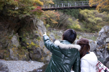 吊橋を見ているカップル
