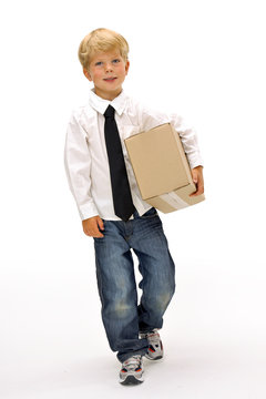 Junge mit Paket