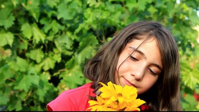 Fillette qui sent trois fleurs..