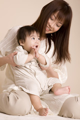 母親に抱かれている赤ちゃん