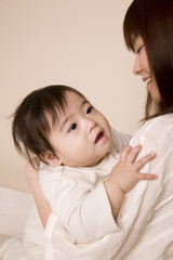 母親に抱かれている赤ちゃん