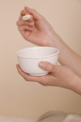 離乳食をもつ母親の手元