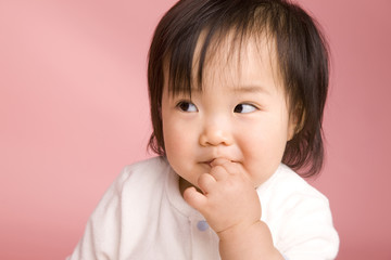 お菓子を食べている赤ちゃん
