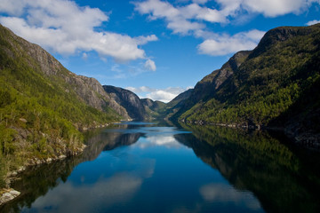 Naklejka na ściany i meble Fjord wodą między górami