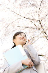 携帯電話で会話をしている女性