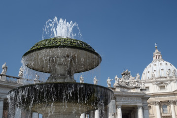 Roma, basilica di San Pietro, vista da una fontana