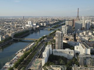 Vista aerea del rio Sena y la torre Eiffel en Paris