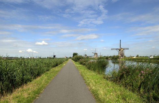 Fahrradweg durch Kinderdijk
