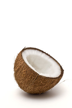 Medio coco de lado.