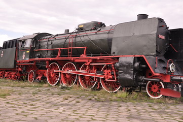 Fototapeta na wymiar czarny pociąg parowy