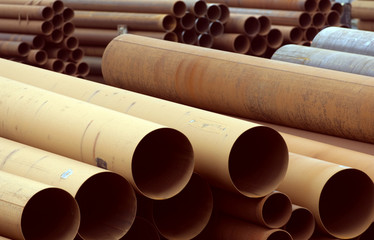Metallršhren auf einem IndustriegelŠnde