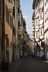 Fototapeta na wymiar Laubengasse w centrum Bolzano, stary ulicy handlowej