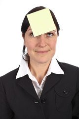 Notizzettel an Stirn
