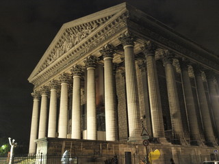 Iglesia de la Madeleine en Paris por la noche