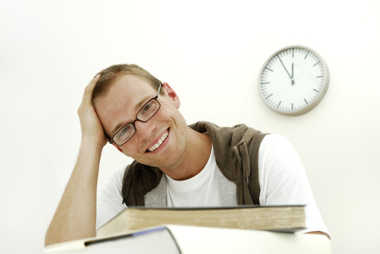 jeune étudiant souriant