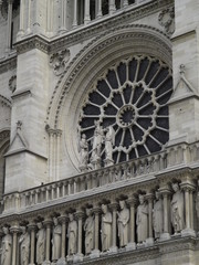 Fototapeta na wymiar Roseton en el portico de Notre Dame de Paris