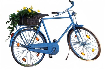 Recycling, altes blaues Schrottfahrrad wiederverwertet  und hübsch mit Blumen dekoriert. Freisteller