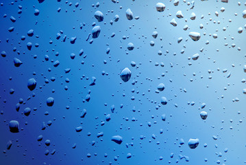 Tropfen auf Fensterscheibe