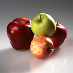 Apfel mit Wassertropfen