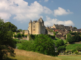 Fototapeta na wymiar Salignac i jego zamek; Périgord, Limousin,