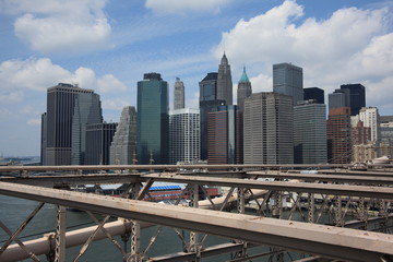 Naklejka premium New York City Skyline - jak widać z Brooklyn Bridge