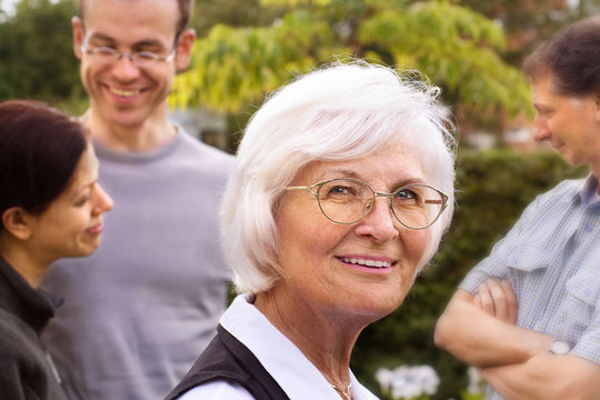 Seniorin mit Familie