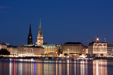 Obraz premium Binnenalster bei Nacht mit Hamburger Rathaus und Nikolaikirche