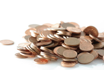 plusieurs pièces jaunes en vrac sur une table blanche 