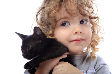 Enfant avec un chaton