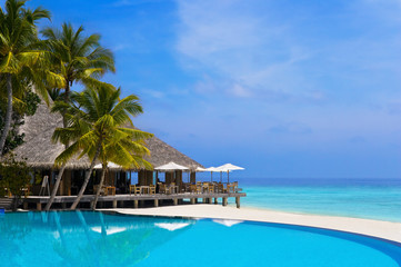 Obraz na płótnie Canvas Cafe i basen na tropikalnej plaży