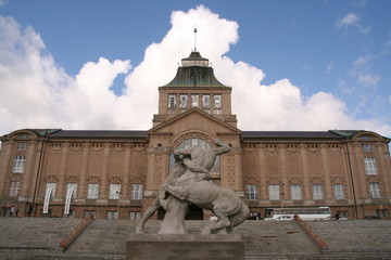 rzeźba na tle muzeum © Tomasz Sergej